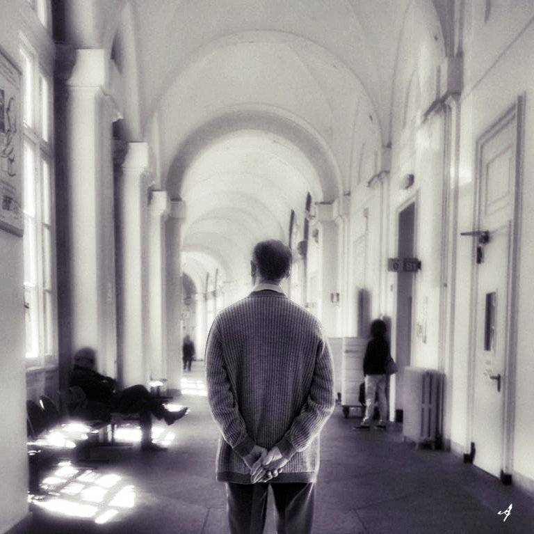 uomo grigio e sottile